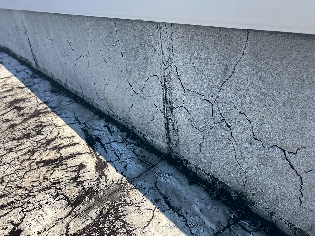 ひび割れしたパラペット